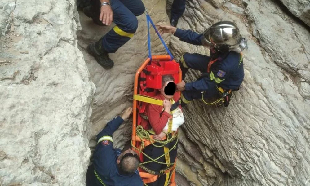 Ρόδος: Επιχείρηση της Πυροσβεστικής για την ανάσυρση τουρίστριας από φαράγγι
